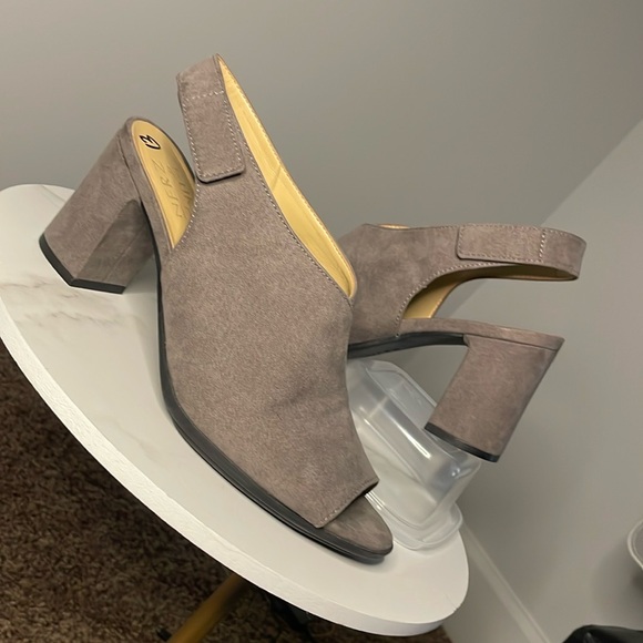 Gorgeous LN Sandals - Picture 5 of 8